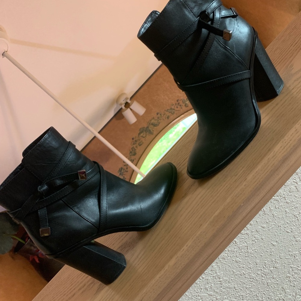 Heeled boots. Vince Camuto